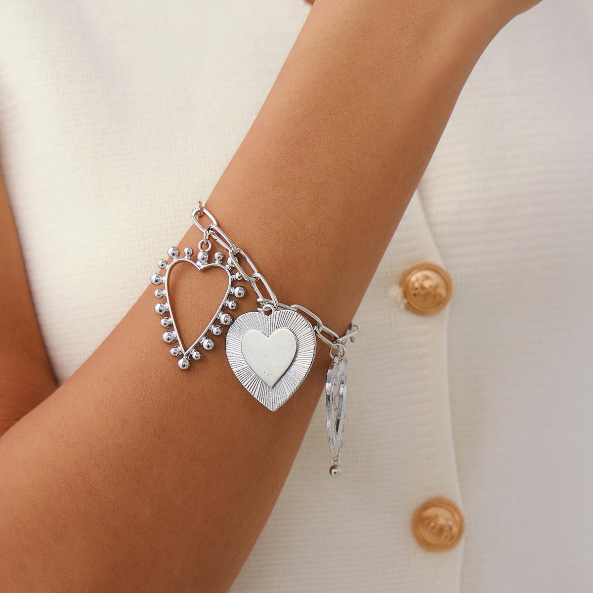 

Комплект из подвески «Любовь в холодном стиле» и металлической полосатой цепочки на ключицу