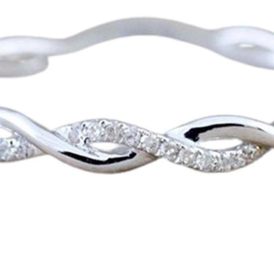 Bague simple avec strass légers et étincelants