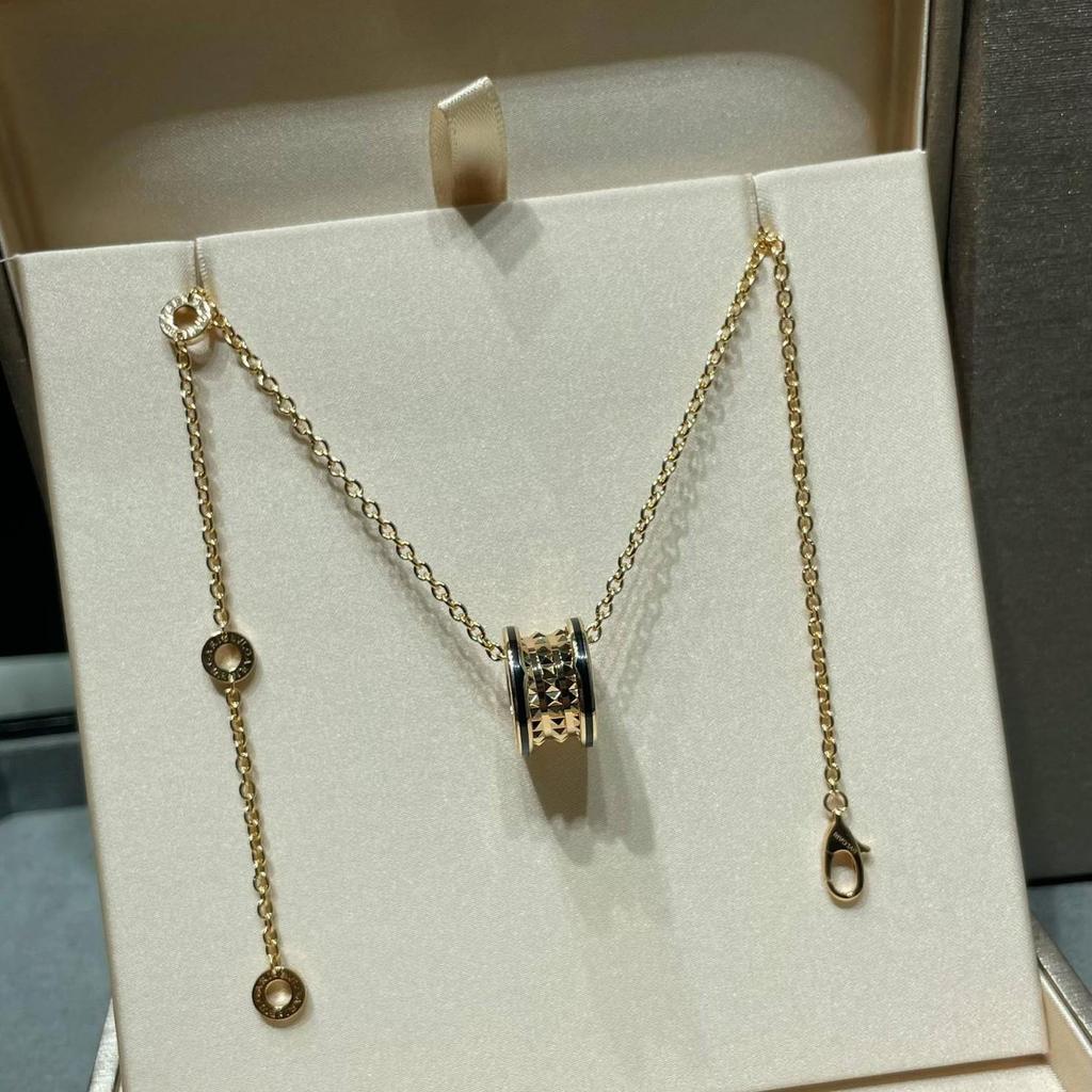 Collana Baojia V Gold di Alta Gamma in Oro Rosa 18k e Smalto con Bordo Nero, Rivetto in Ceramica, Molla per Uomo e Donna