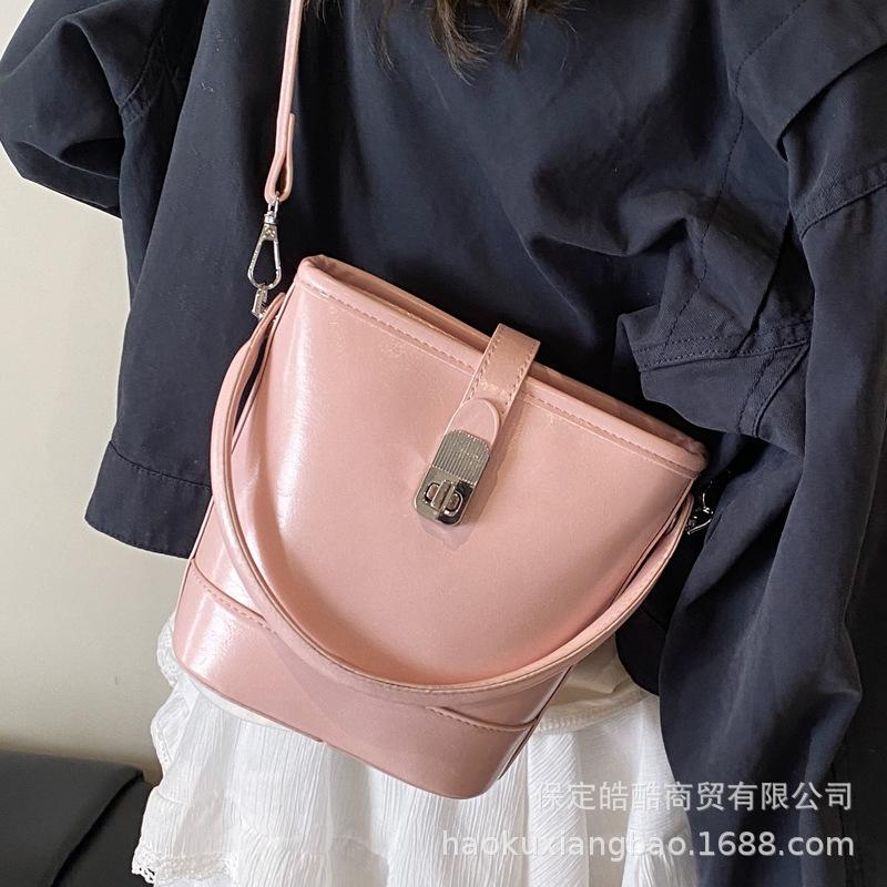High sense women's bag 2025 new fashion autumn and winter niche design shoulder messenger bag retro handbag