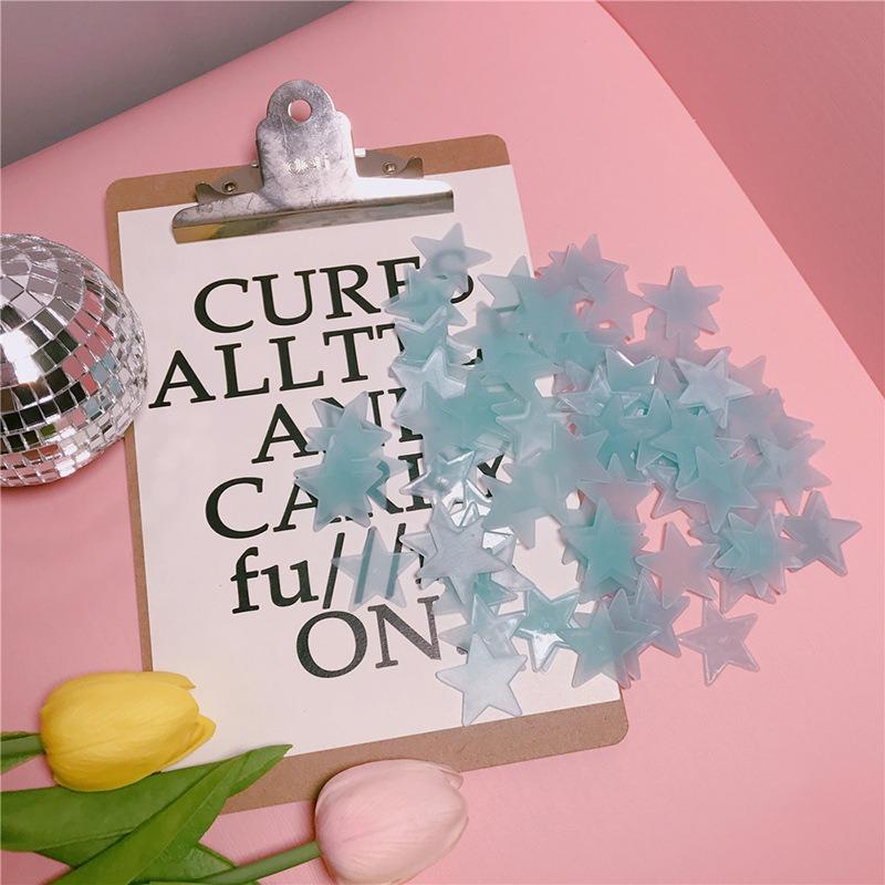 100 Stück Kreative sternförmige dreidimensionale leuchtende Wandaufkleber, Schlafzimmerwand- und Deckendekorative leuchtende Wandaufkleber