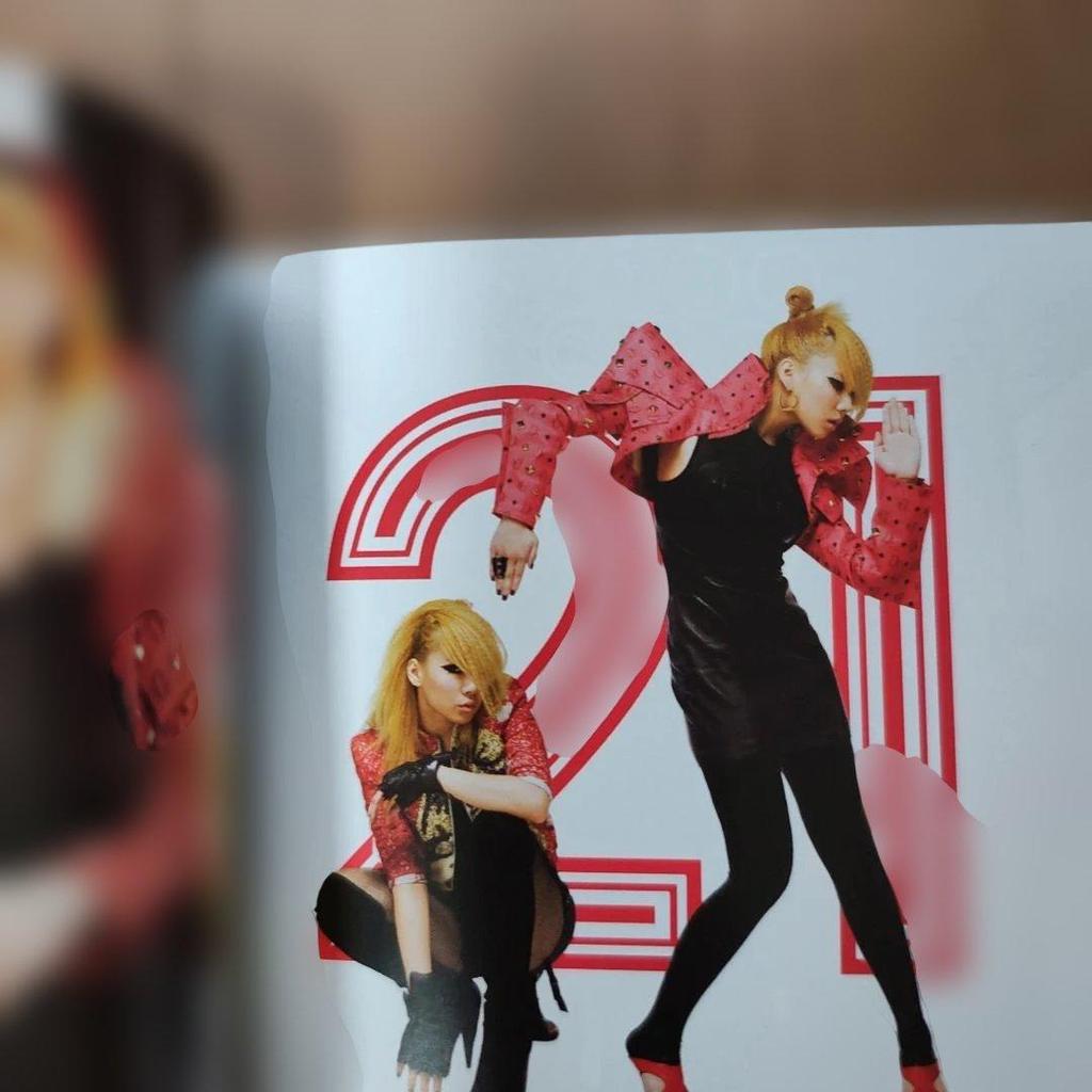 [USED] 2NE1 Album CD Hologram Finish