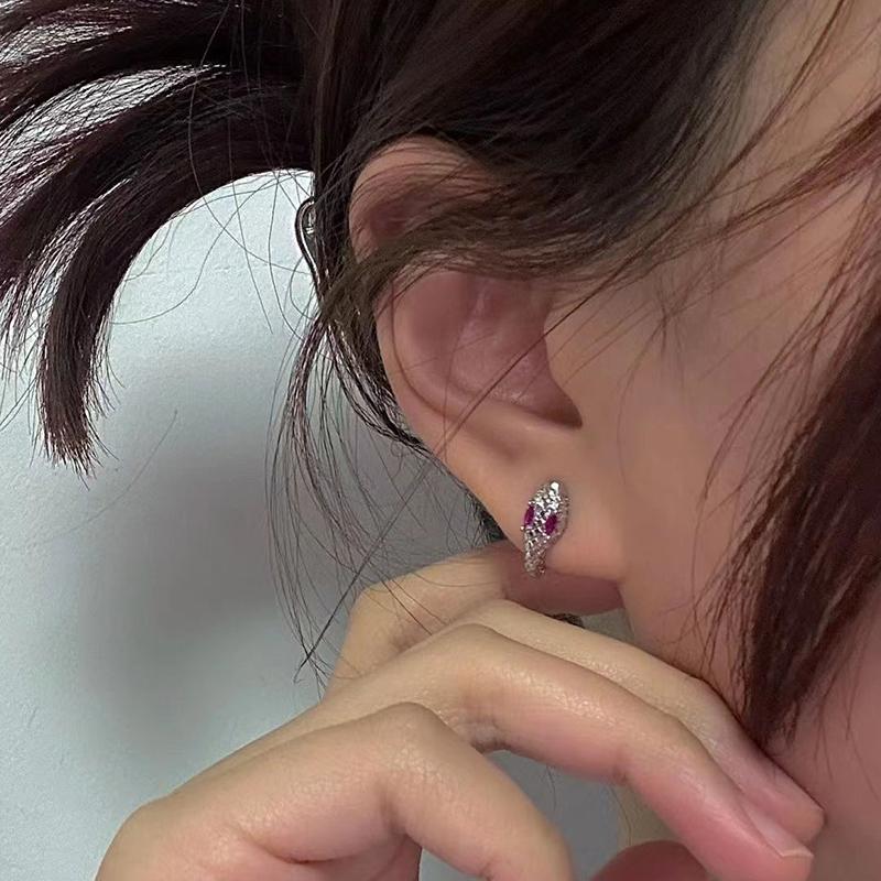 

Asymmetrical Serpentine Ear Buckle Small Temperament High Sense Earrings Simple Design Sense Earrings