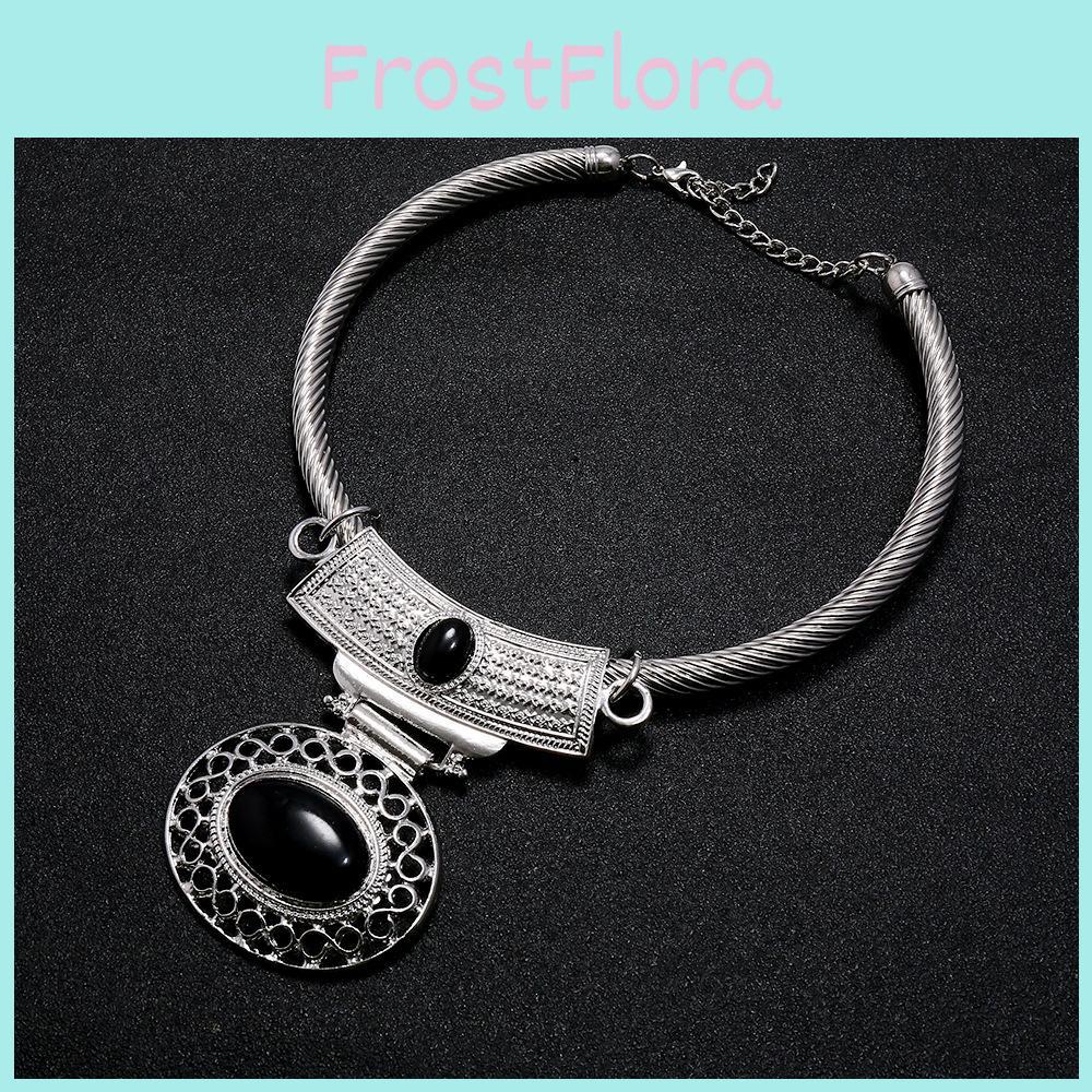 Retro Alloy Choker Necklace With Hollow Oval Pendant For Women Summer Wear