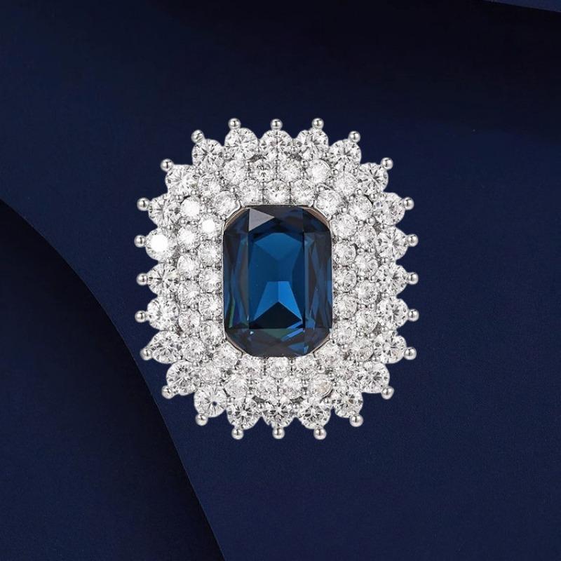 Retro Square Brooch, High-end Feminine Charm, Simple Crystal Corsage, and Niche Design Sense Brooch