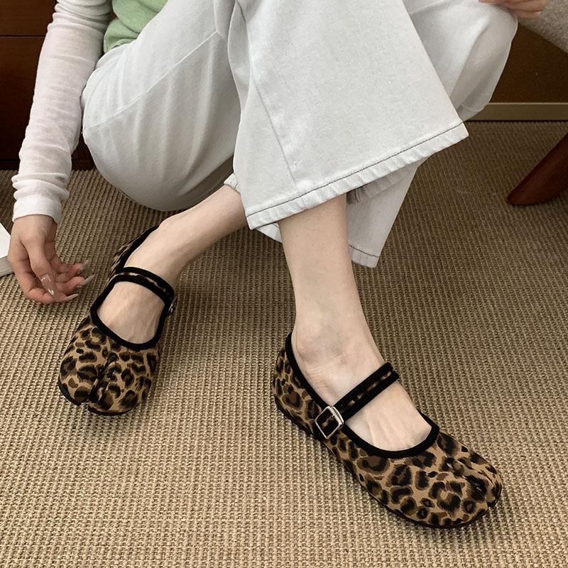 Fashion Female Buckle Strap Women Mary Janes Flats Shoes Shallow Footwear Fashion Strange Toe Ladies Flats Lolita Shoes