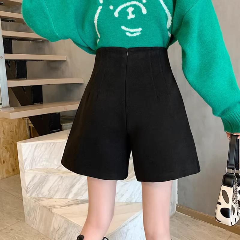 2024 New Plus Size A-Line Wide-Leg Wool Shorts: High-Waist Slimming Casual Pants for Early Autumn.