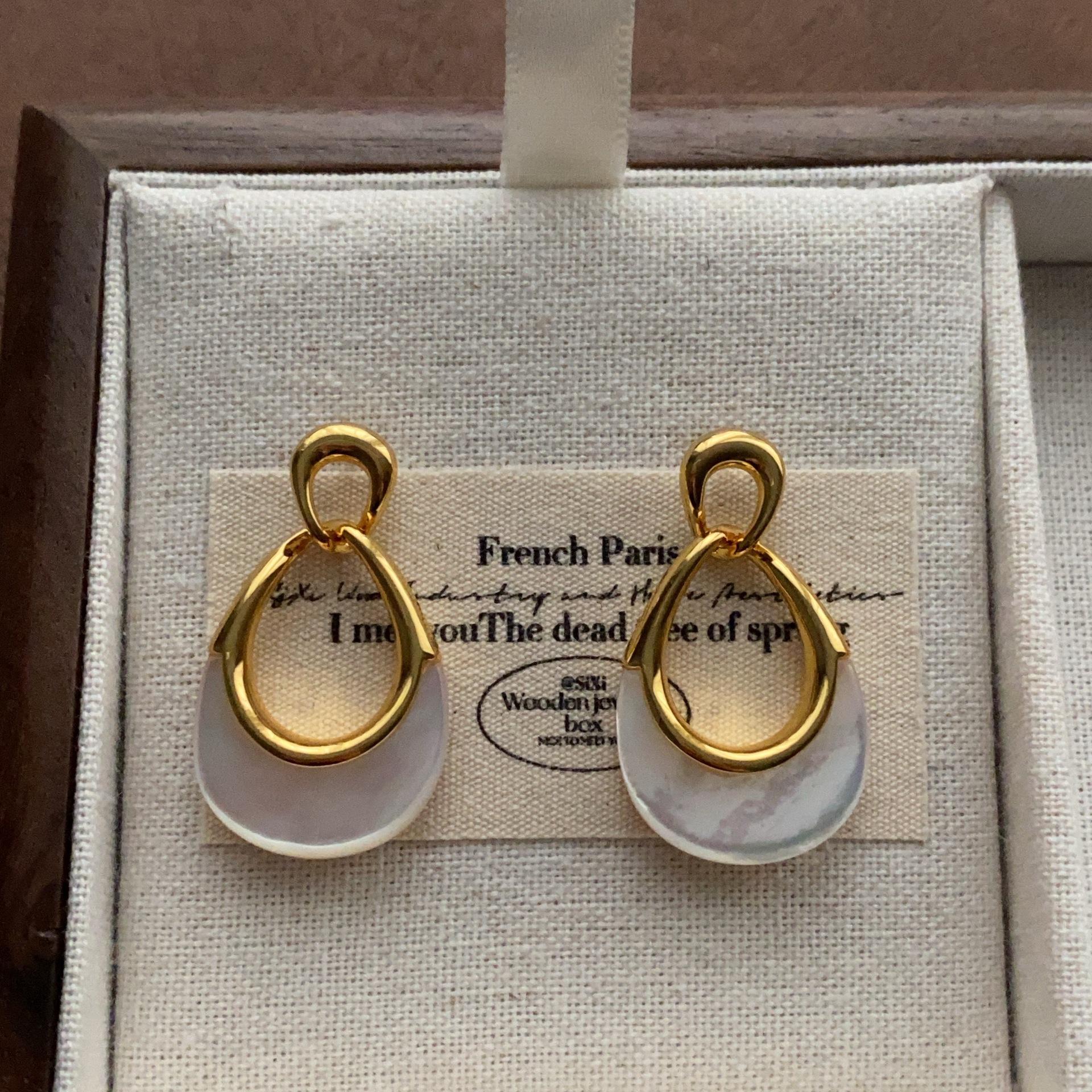 French minimalist water drop-shaped fritillary earrings, retro high-end sense, smart vitality earrings, fashionable and exquisite niche earrings.