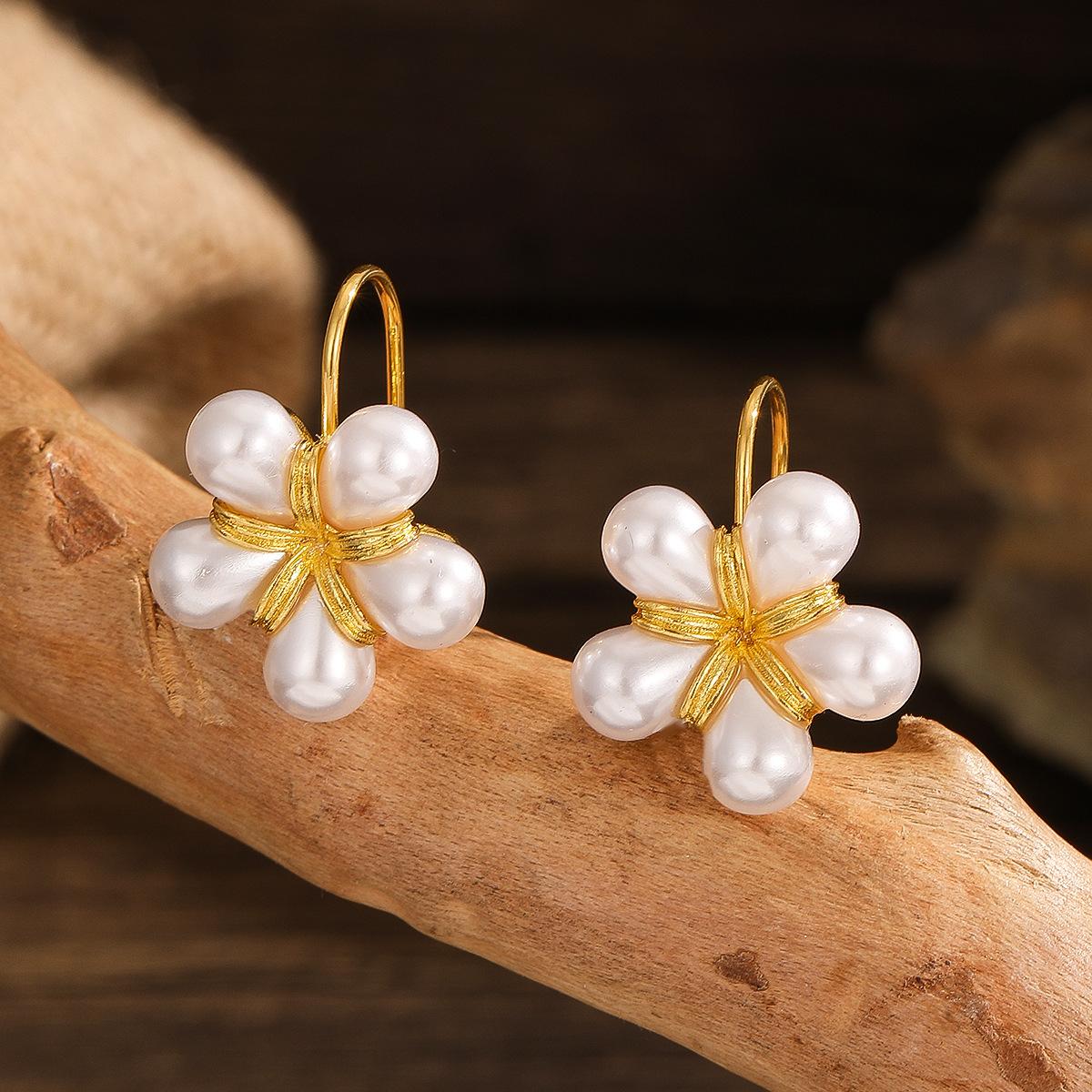 

A Pair of Stylish Imitation Pearl Earrings with Creative Floral Earrings, Suitable for Daily Use золотой
