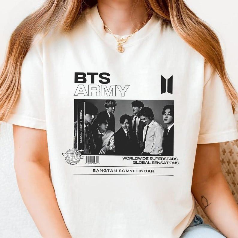 

Летняя модная футболка 2026 BTS Рубашка Kpop Идол Футболка Винтажный Стиль Футболка для Фаната, Подарок Мерч для ARMY, Kpop Фан Идол Концерт Музыкальная Рубашка Y2K 4XL