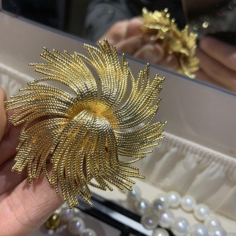 Dili Xue 2024 Vintage Monet Twisted Braid Brooch - Classic Corsage Retro Collectible