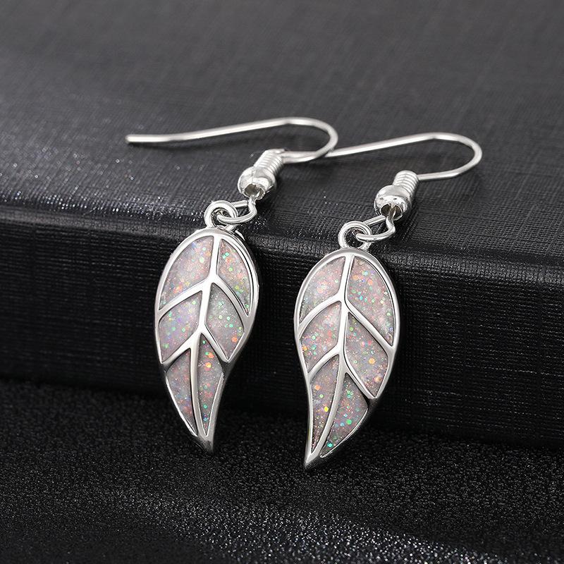 

1 Pair of Leaf Earrings with Fashionable and Fashionable Design, Suitable for Daily Wear, The Earrings Are Simple and Exquisite