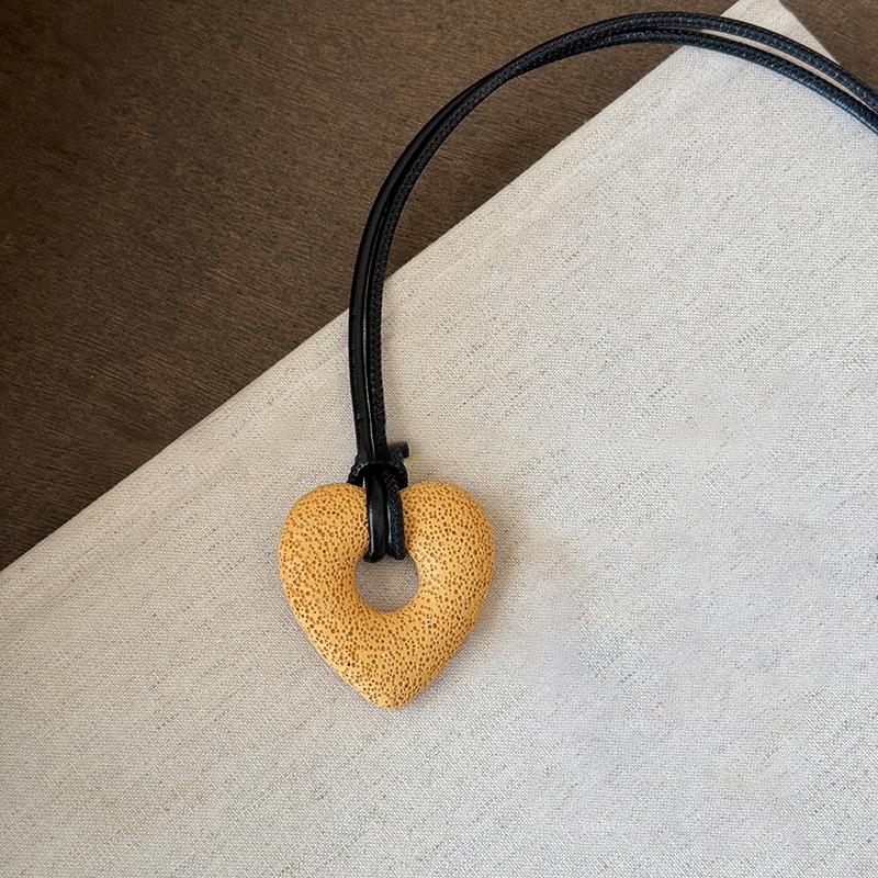 

Кожаный кулон в виде сердца из вулканического камня, нишевое ретро, легкая роскошь, высокое чувство элегантности, модное универсальное ожерелье