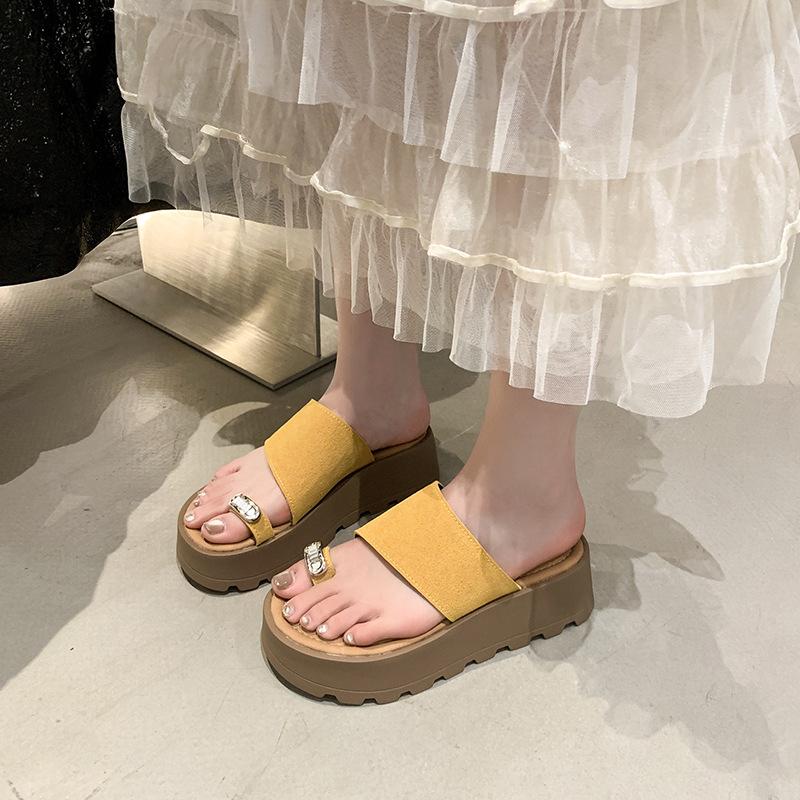 

Thick-bottomed cool slippers for summer wear 2025 new versatile retro rhinestone sets toe sandals 40 лимонно-жовтий колір