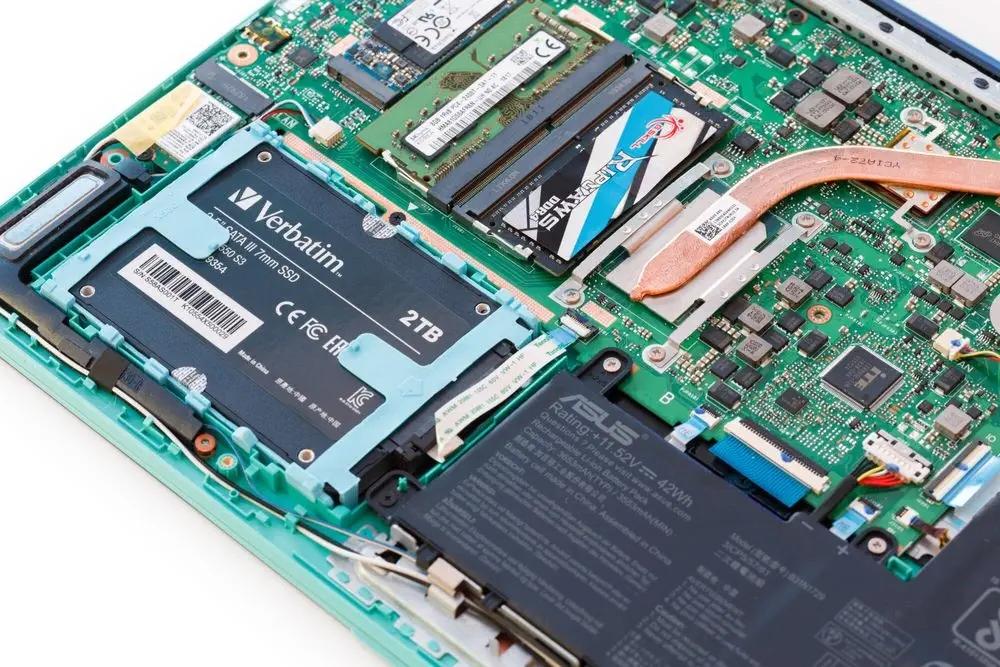 Dysk SSD wewnętrzny Verbatim Vi550 S3 2TB 2,5" SATA III czarny