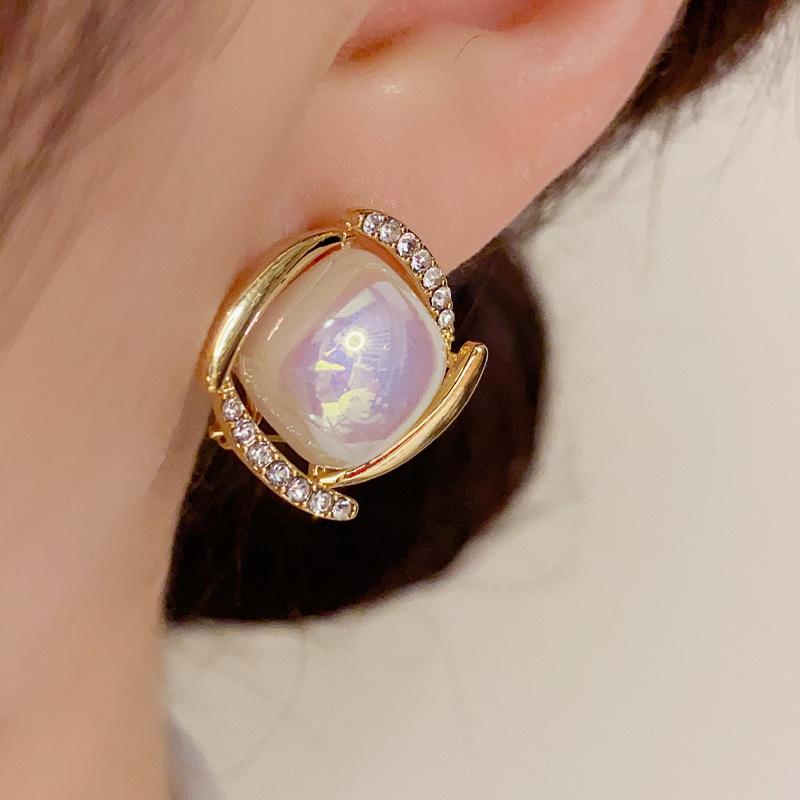 Sweet Temperament Imitation Mabe Pearl Diamond Earrings Ear Clips for Women Simple and Versatile Small Earrings