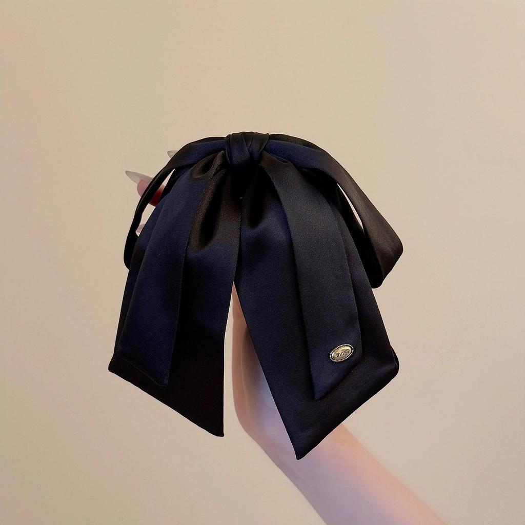 Luxuriöse Satin-Schwarze Schleife Pferdeschwanz Krallenklemme mit Goldetikett für Elegante Hochsteckfrisur