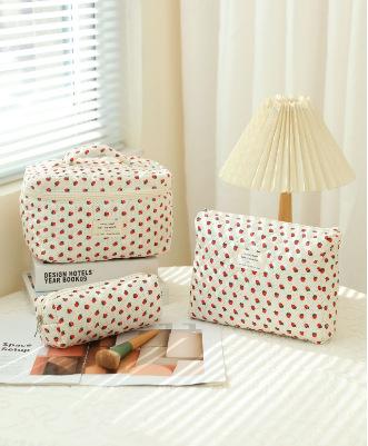

Hand-held makeup bag large capacity small floral storage bag portable quilted cotton fabric cute flowers travel bag