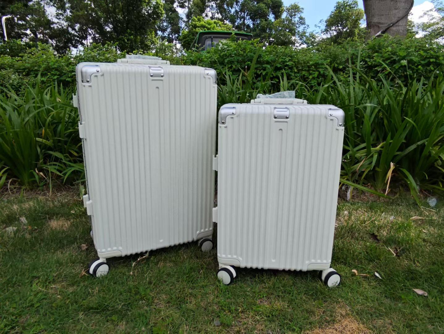 

Aluminum Frame PC Luggage with Password Lock, Waterproof, Universal Wheels, Carry-on Suitcase 24-inch 20-inch грязно-белый