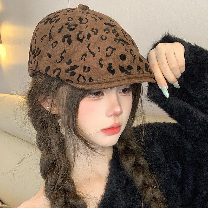 Suede retro duck tongue forward hat autumn and winter American versatile duck tongue beret shows a small face and wears a painter hat