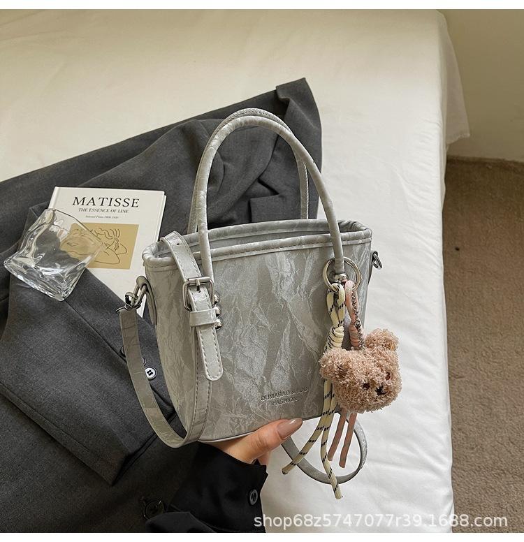 

Foreign order Korean version trendy hand bucket bag women 2025 new commuter shoulder bag simple casual niche messenger bag серебряный