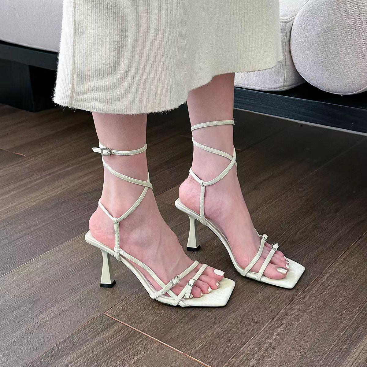 

2024 нові жіночі літні тонкі підбори нішеві квадратний носок ремінець фея вітер відкритий носок ремінець слово французькі високі підбори сандалі 39