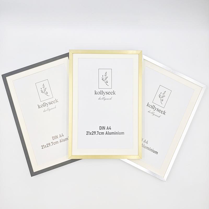 A4-bildram i aluminiumlegering med graverad logotyp för foto, bordsplacering, väggupphängning eller visning av verksamhetstillstånd.