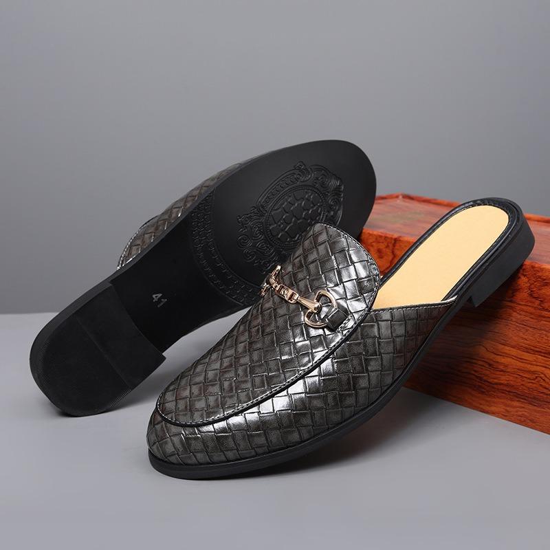Slippers men's bags and embroidered bag heads wear sandals when they go out, and men's loafers with one foot.