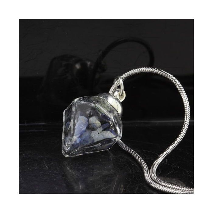 Pierres et Minéraux. Collier Benitoite brut. Modèle diamant.