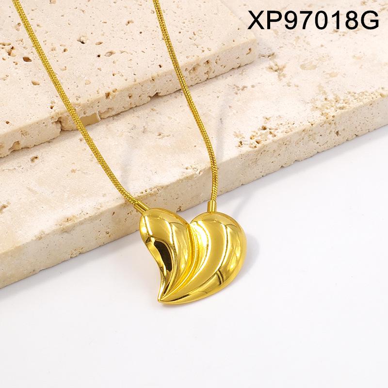 Gold-Plated Titanium Steel Heart Stud Earrings & Collarbone Chain Jewelry Set for Women in European American Style.