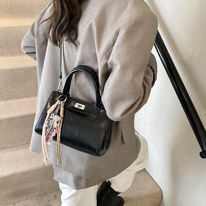 Premium textured bag women's 2025 new fashion versatile messenger spring and summer popular portable casual small square bag
