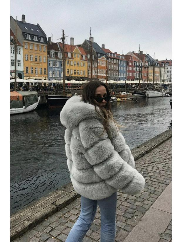 Cappotto da donna slim-fit di media lunghezza con cappuccio in ecopelliccia Autunno/Inverno 2025