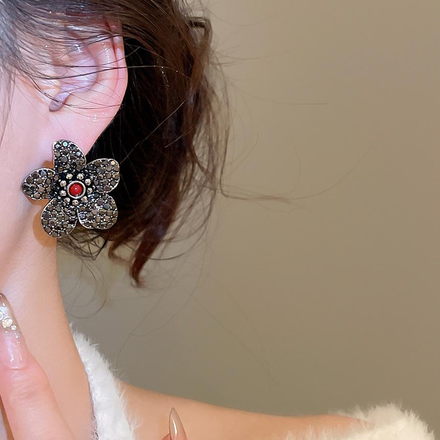 Elegant Diamond-Studded Flower Earrings: Silver Needle Retro Style for High-End Fashion
