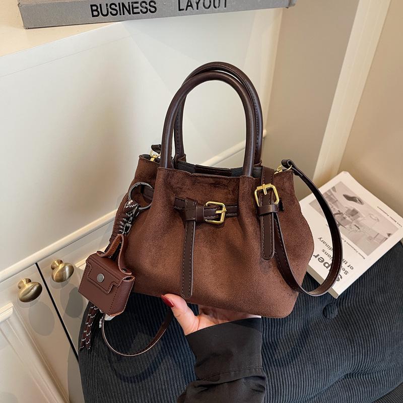 Suede bag women's autumn and winter 2025 new niche design retro shoulder messenger bag pleated portable bucket bag