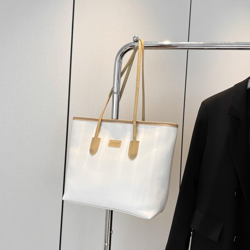 Stylish Large Capacity Tote Bag For Women With Fashionable Street Style Perfect For College Commute