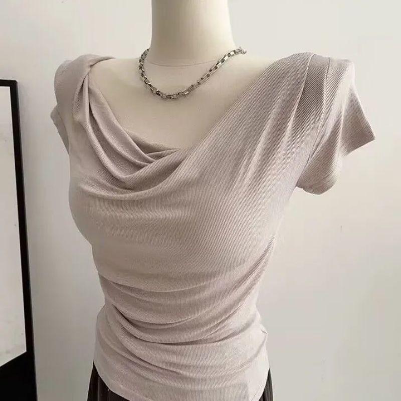 Unregelmäßiges Plissee-Off-Shoulder-Kuhhals-T-Shirt - Sommer 2024