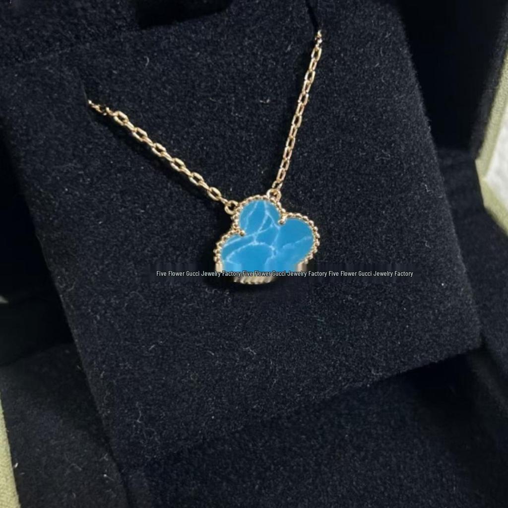 Náhrdelník Van Cleef se čtyřlístkem: Zlatý přívěsek pro ženy s pětilistým designem, bílou perletí, červeným achátem a diamantem.