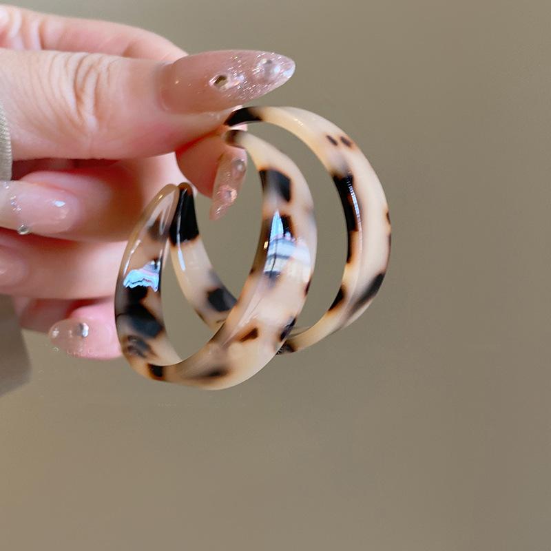 

Серьги-кольца C-типа с леопардовым принтом осень-зима 2025, сладкая и крутая атмосфера, универсальные серьги, ретро-нишевые серьги для женщин
