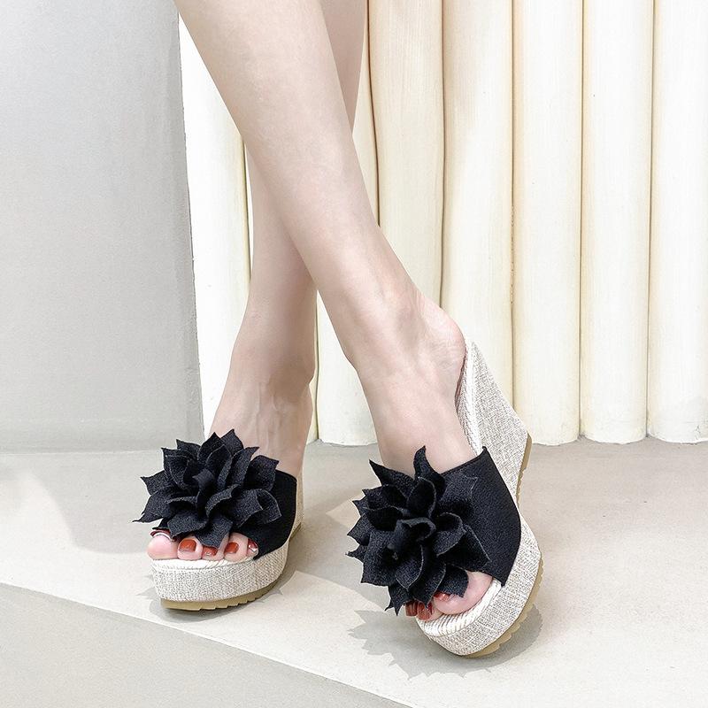 Modne damskie klapki na platformie 2025 Nowe letnie sandały na koturnie na plażę Modne kwiatowe damskie codzienne klapki na wysokim obcasie Rozmiar 35-42