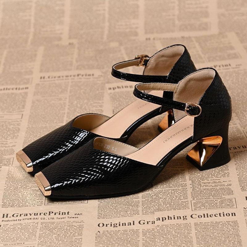 

Metal square head light mouth women s thick heel sandals 2025 spring and summer new French temperament fashionable versatile medium heel small leat 34 чёрный