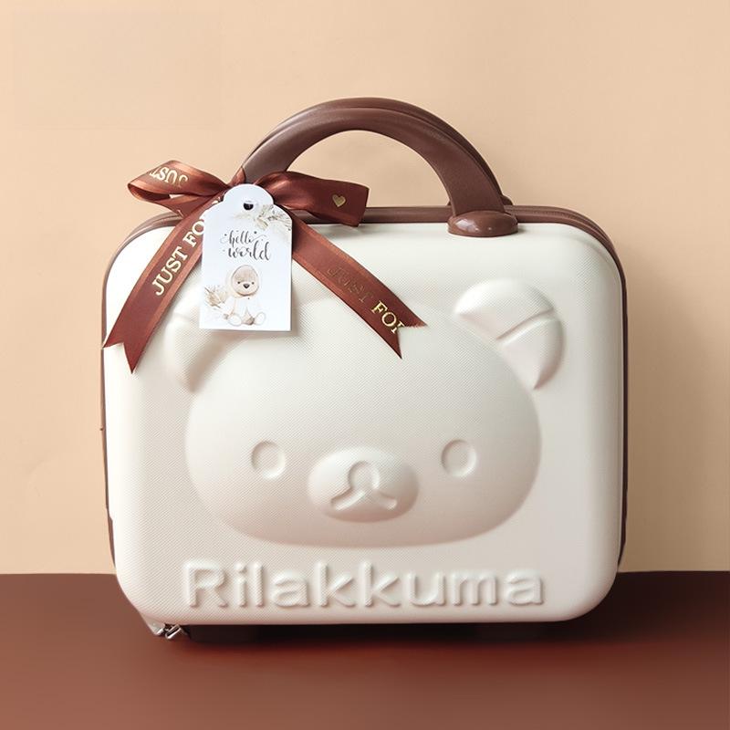 Conjunto de presente de urso de algodão orgânico com brinquedo de madeira em mala – presente unissex de primavera para o inverno