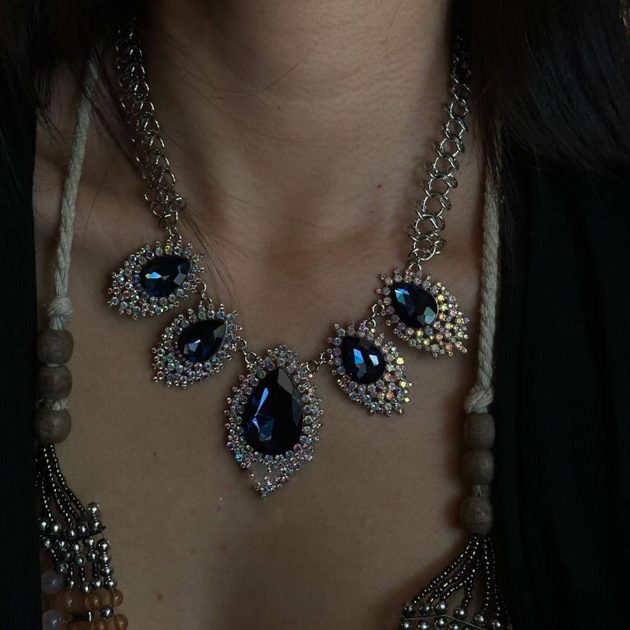 Retro Vintage Rhinestone Geometric Water Drop Necklace: Luxurious, High-End Clavicle Chain with Individualistic, Fashionable Design for Women