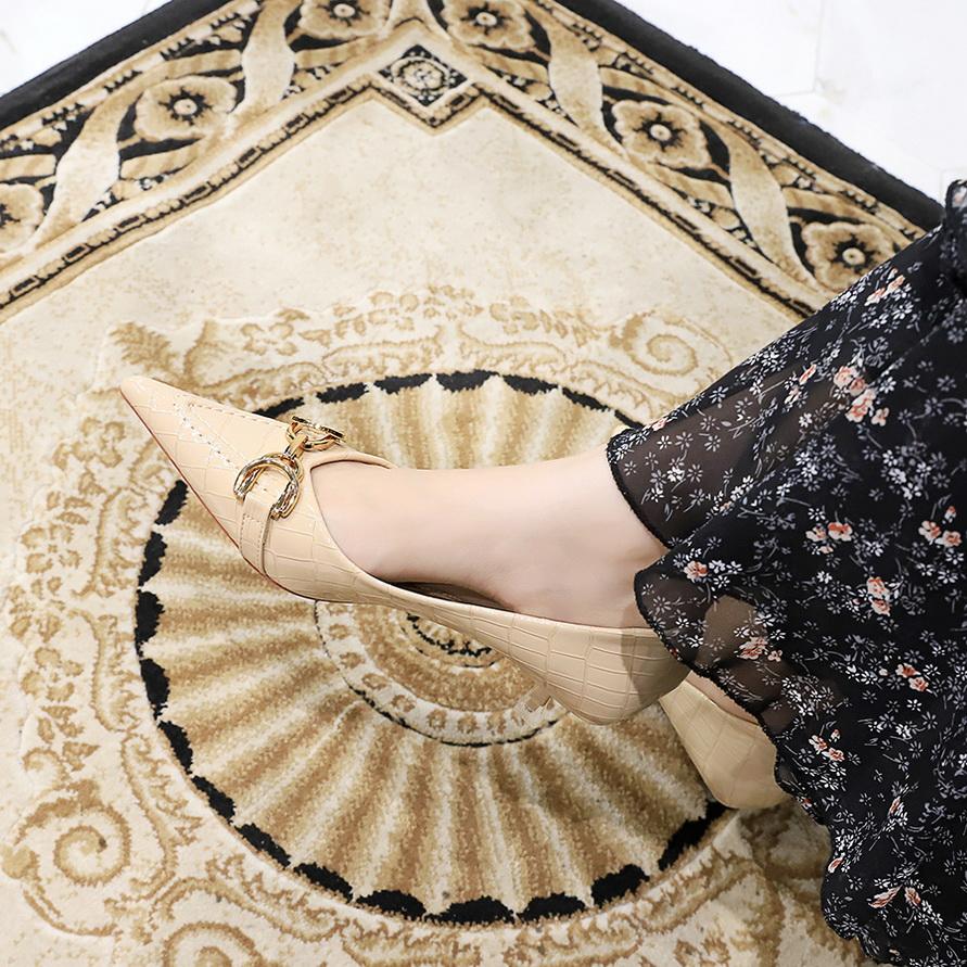Scarpe singole da donna con tacco sottile, tacco medio, bocca bassa, a punta, in pelle verniciata con motivo pietra retrò con fibbia in metallo
