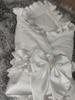 Tissu de mariage satiné doux de luxe Couvertures d'emmaillotage pour bébé Couvertures douces pour bébés filles et garçons Enveloppes pour poussette avec ceinture Emmaillotage blanc de baptême