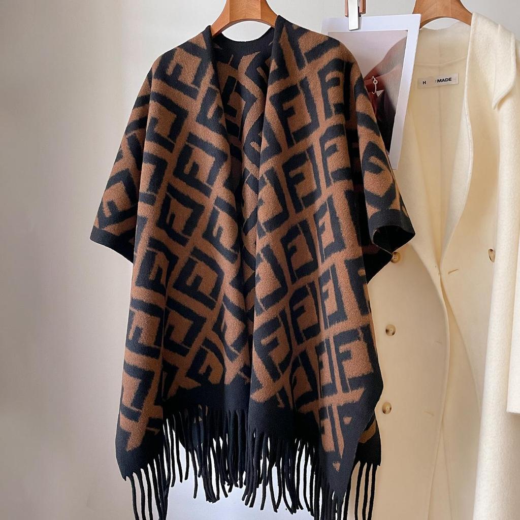 Châle douillet à pompons en laine pour femme – Cape pour photographie Automne/Hiver