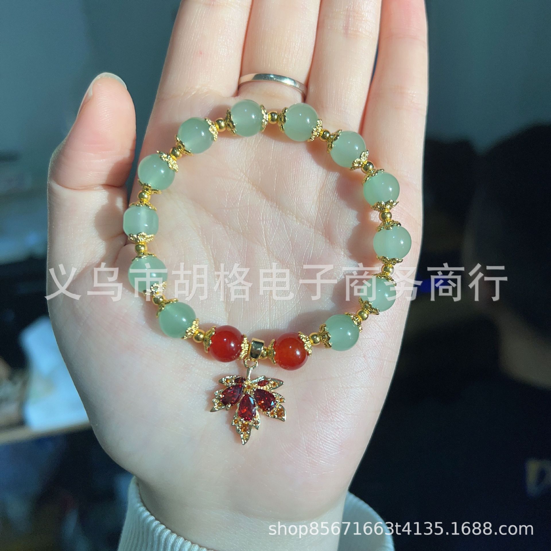 

JYL TS Bracelet Wild Strawberry -Sparkles Joy & Attracts Playful Fortune [Single Chain Green Beads] Maple Leaf темне небо синє кольору