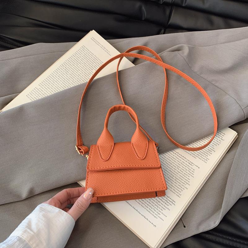 

Однотонная и текстурированная простая сумочка мини-сумочка 2025 весна новая модная сумка-мессенджер рот красный конверт коричневый