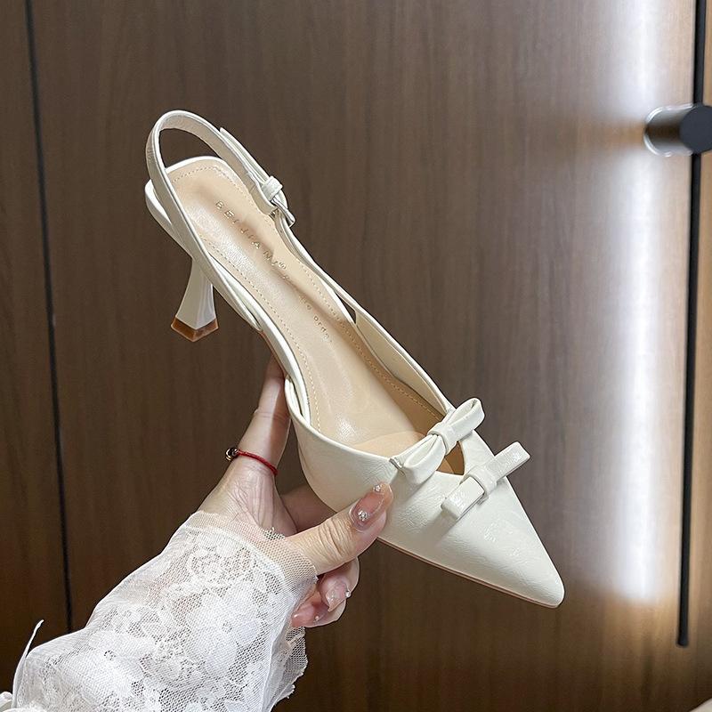 

Маленькая фея-бабочка с гордо поднятой головой, босоножки на высоком каблуке, женская сумка, голова, тонкий каблук, слово с темпераментом, одинарная обувь, пустой 39