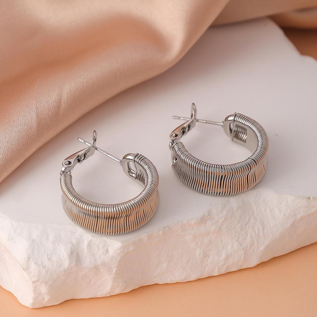 Elegant European C-Shaped Striped Earrings for Women - High-End, Unique, Light Luxury Accessory