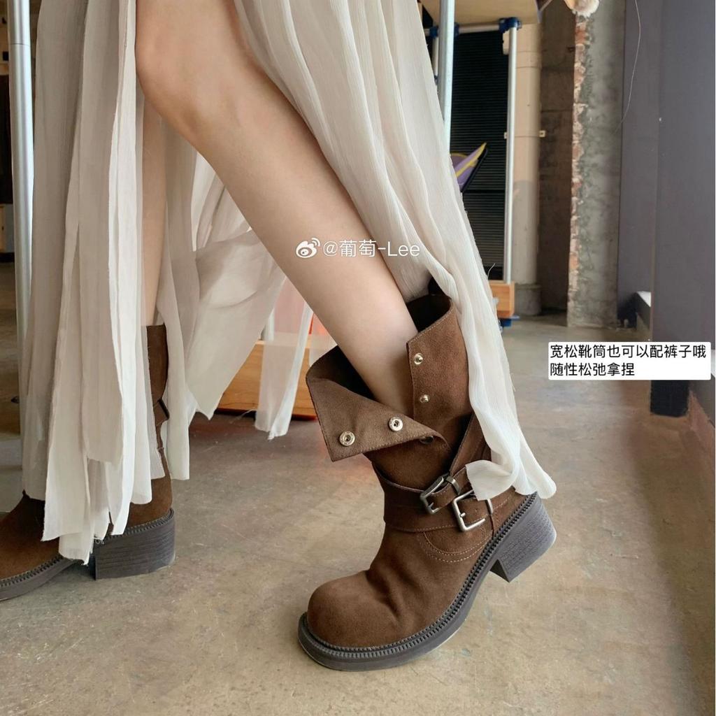 Grape Mother, the Same Style Has a Height Increase of 5.5cm. In Autumn, the Maillard Is Folded and Two Wear Buckles, and the Cow Velvet Medium Boot